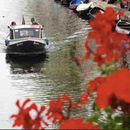 Canal Boat City Center Hotel na wodzie